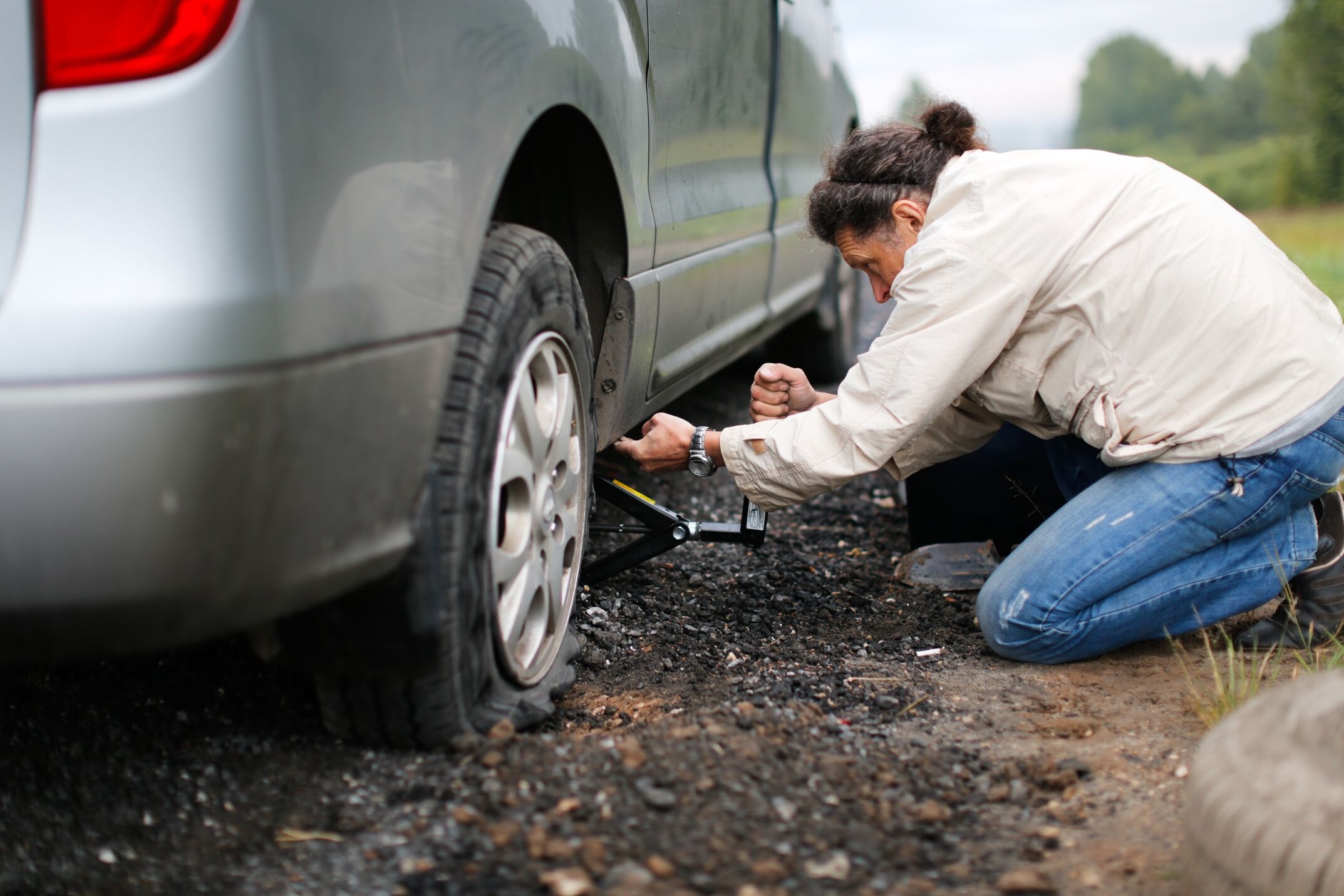 Puncture Repairs vs New Tyres – What’s Safer on UAE Roads?