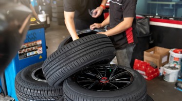 What to Expect from Top Tyre Shops: Service Excellence and Competitive Pricing